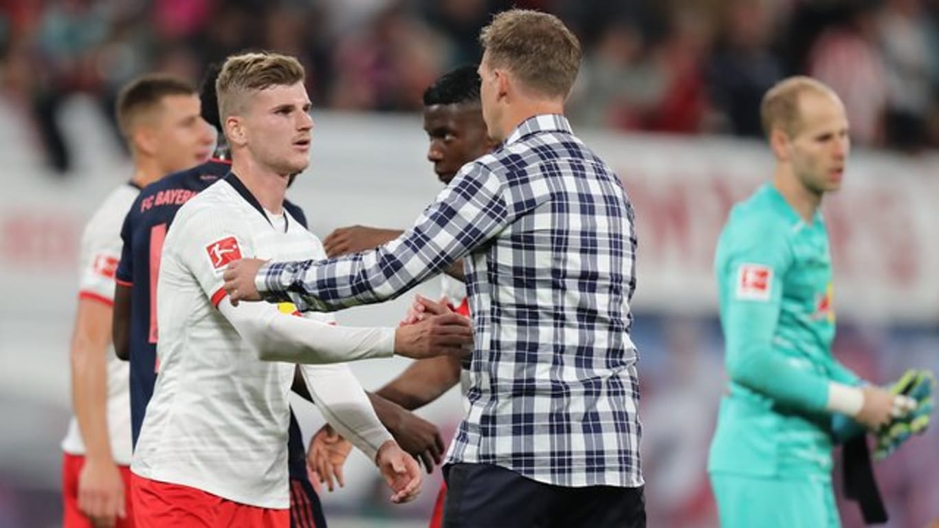 Leipzigs Werner (l) und Trainer Nagelsmann (M) klatschen sich nach dem Unentschieden gegen den FC Bayern München ab.