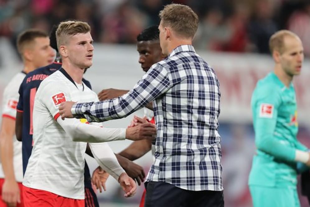 Leipzigs Werner (l) und Trainer Nagelsmann (M) klatschen sich nach dem Unentschieden gegen den FC Bayern München ab.
