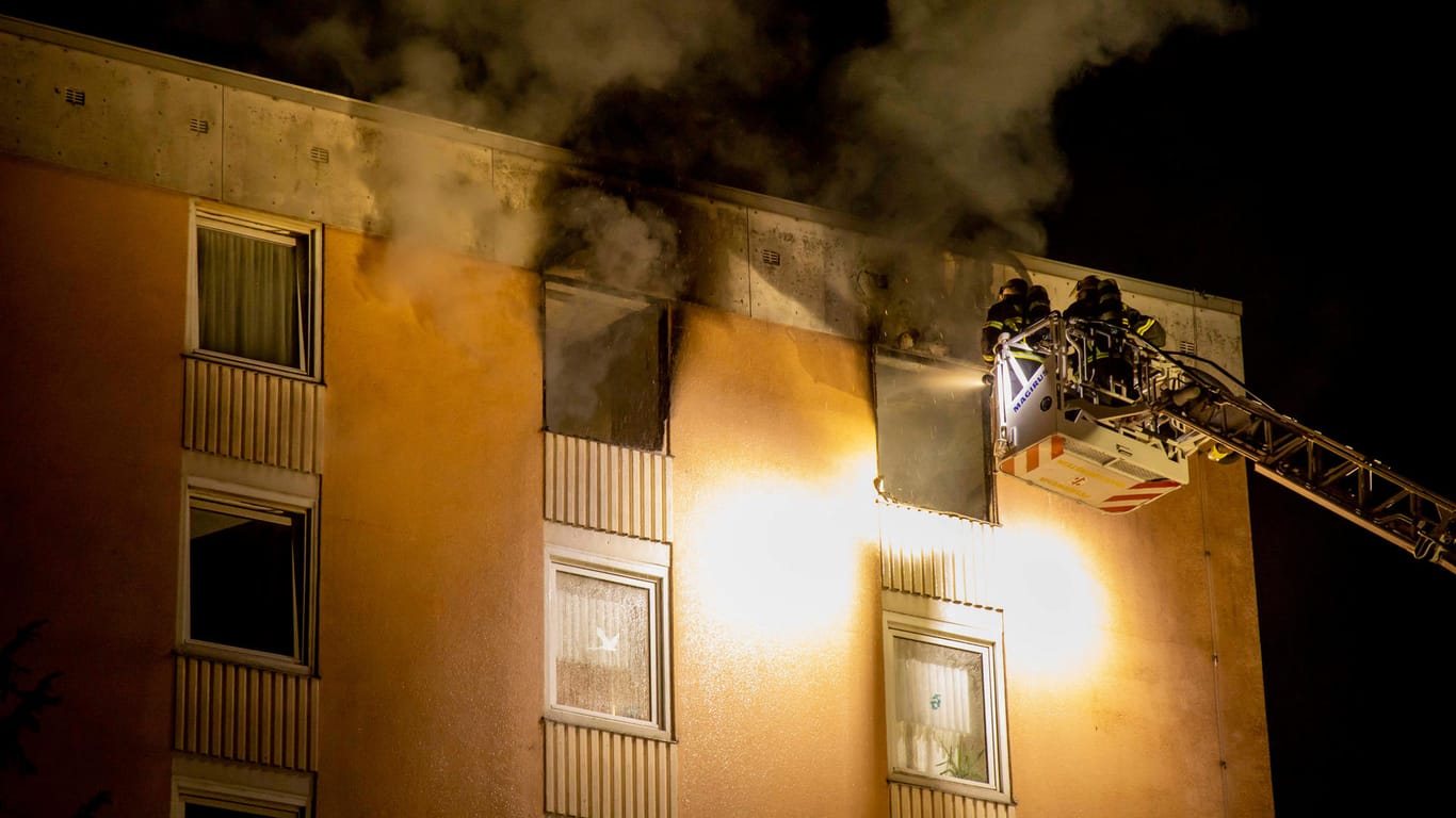 Feuerwehrleute löschen den in einem Pflegeheim: Bei dem Feuer in Idar-Oberstein starb ein Mensch, mehrere wurden verletzt.