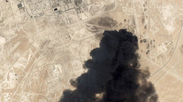 Ein Satellitenbild zeigt aus der attackierten Raffinerie aufsteigenden schwarzen Rauch. Ein Satellitenbild zeigt aus der attackierten Raffinerie aufsteigenden schwarzen Rauch.