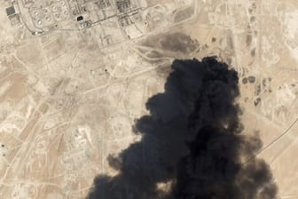 Ein Satellitenbild zeigt aus der attackierten Raffinerie aufsteigenden schwarzen Rauch.