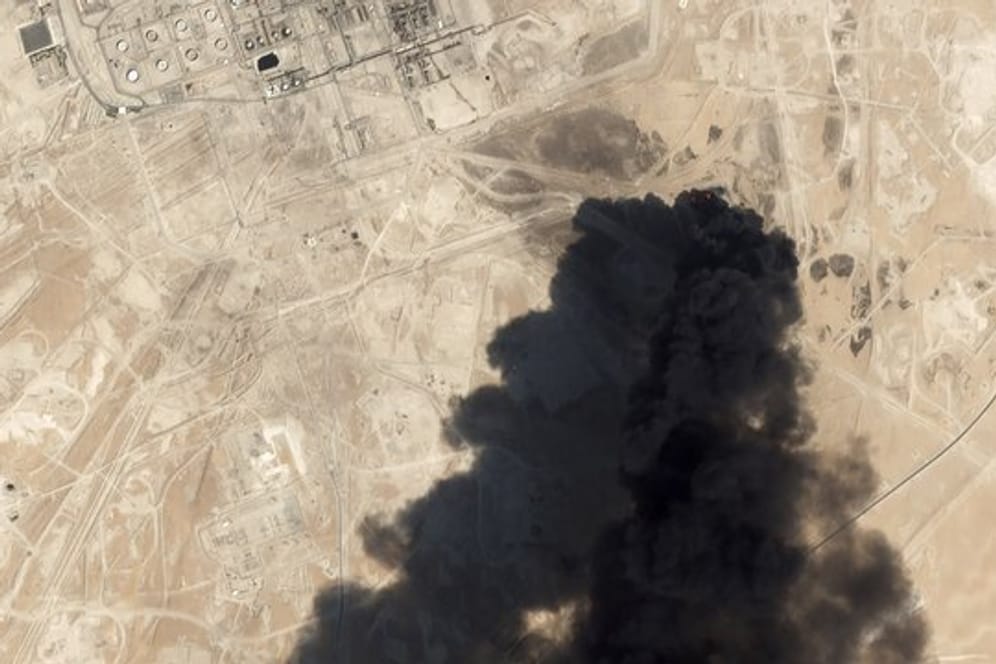 Ein Satellitenbild zeigt aus der attackierten Raffinerie aufsteigenden schwarzen Rauch.
