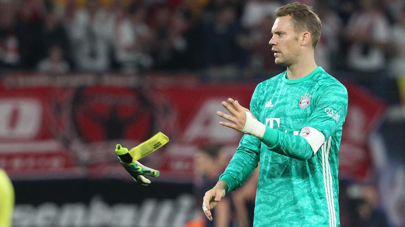 Unzufriedener Bayern-Torwart: Manuel Neuer schmiss nach dem Abpfiff in Leipzig die Handschuhe weg.