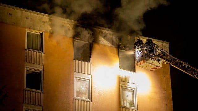 Feuerwehrleute sind mit einer Drehleiter im Einsatz.