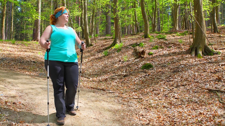Frau beim Wandern: Mit steigendem Alter fällt es vielen Menschen schwer, ihr Gewicht zu halten.