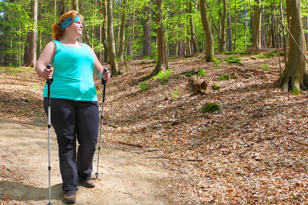 Frau beim Wandern: Mit steigendem Alter fällt es vielen Menschen schwer, ihr Gewicht zu halten.