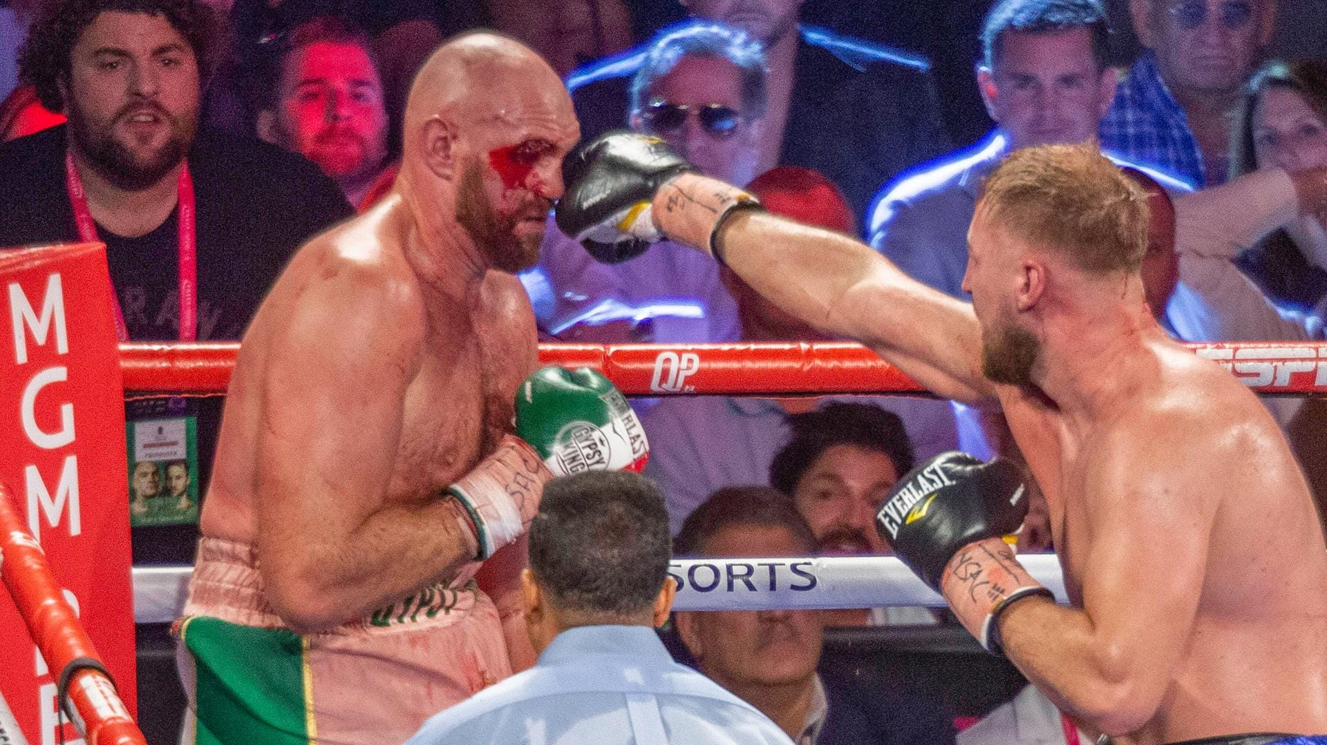 Blutige Angelegenheit: Tyson Fury (l.) musste im Kampf gegen Otto Wallin teilweise empfindliche Treffer einstecken.