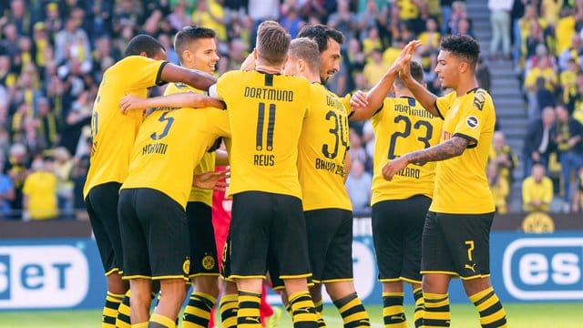 Haben Bayer Leverkusen klar besiegt: Die Spieler vom BVB Spieler jubeln nach dem 4:0. Haben Bayer Leverkusen klar besiegt: Die Spieler vom BVB Spieler jubeln nach dem 4:0.