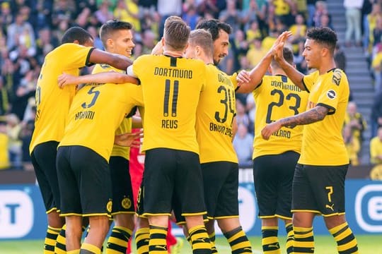 Haben Bayer Leverkusen klar besiegt: Die Spieler vom BVB Spieler jubeln nach dem 4:0.