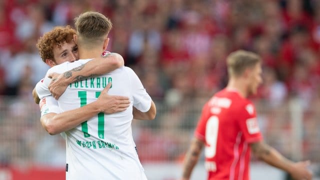 Werder Bremen kann nach dem 2:1 bei Union Berlin die nächsten schweren Aufgaben angehen: Josh Sargent (l) und Niclas Füllkrug umarmen sich nach dem Sieg. Werder Bremen kann nach dem 2:1 bei Union Berlin die nächsten schweren Aufgaben angehen: Josh Sargent (l) und Niclas Füllkrug umarmen sich nach dem Sieg.