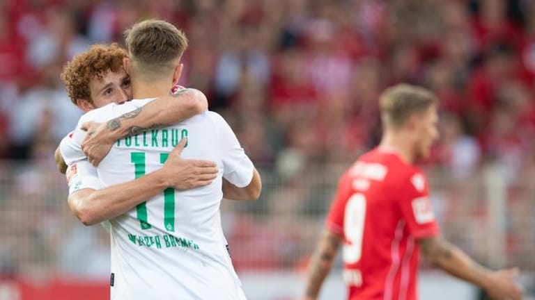 Werder Bremen kann nach dem 2:1 bei Union Berlin die nächsten schweren Aufgaben angehen: Josh Sargent (l) und Niclas Füllkrug umarmen sich nach dem Sieg.