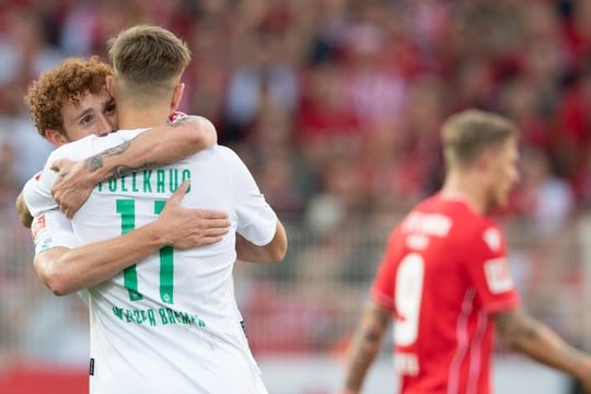 Werder Bremen kann nach dem 2:1 bei Union Berlin die nächsten schweren Aufgaben angehen: Josh Sargent (l) und Niclas Füllkrug umarmen sich nach dem Sieg.