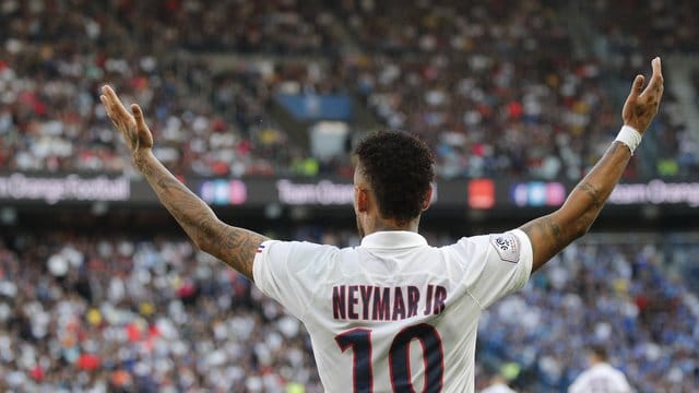 Nachdem er zunächst ausgepfiffen wurde lässt sich Neymar für sein Tor zum 1:0-Sieg feiern. Nachdem er zunächst ausgepfiffen wurde lässt sich Neymar für sein Tor zum 1:0-Sieg feiern.