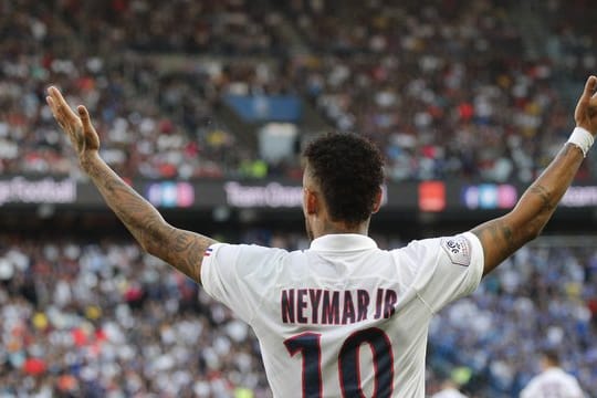 Nachdem er zunächst ausgepfiffen wurde lässt sich Neymar für sein Tor zum 1:0-Sieg feiern.