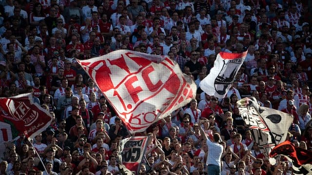 Beim Spiel in Köln sorgte ein explodierender lauter Böller aus dem Kölner Block für Unmut. Beim Spiel in Köln sorgte ein explodierender lauter Böller aus dem Kölner Block für Unmut.