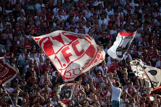 Beim Spiel in Köln sorgte ein explodierender lauter Böller aus dem Kölner Block für Unmut.