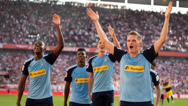 Wurde in Gladbach zum Strahlemann: Breel Embolo (M) feiert mit seinen Teamkollegen den Sieg in Köln. Wurde in Gladbach zum Strahlemann: Breel Embolo (M) feiert mit seinen Teamkollegen den Sieg in Köln.