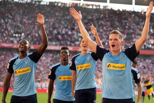 Wurde in Gladbach zum Strahlemann: Breel Embolo (M) feiert mit seinen Teamkollegen den Sieg in Köln.