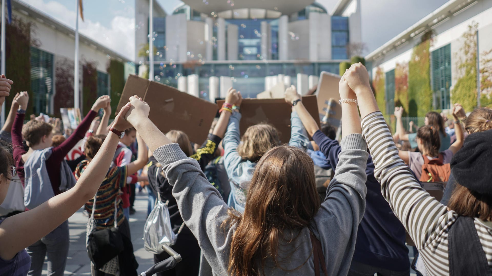 Teilnehmer einer "Fridays for Future"-Demonstration bilden eine Menschenkette vor dem Kanzleramt: Mit der Demonstration wollen die Schüler Werbung für den dritten "globalen Klimastreik" am 20. September 2019 machen.