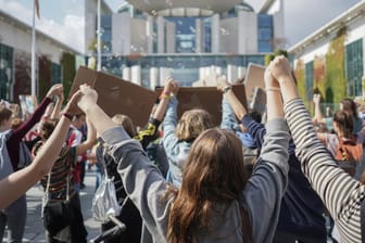 Teilnehmer einer "Fridays for Future"-Demonstration bilden eine Menschenkette vor dem Kanzleramt: Mit der Demonstration wollen die Schüler Werbung für den dritten "globalen Klimastreik" am 20. September 2019 machen.