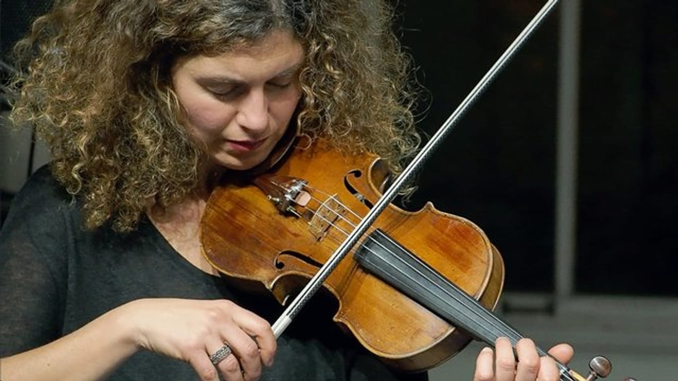 Biliana Voutchkova spielt Geige.