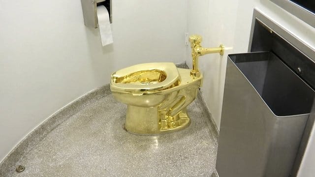Die 18-karätige goldene Toilette "America" des italienischen Künstlers Maurizio Cattelan. Die 18-karätige goldene Toilette "America" des italienischen Künstlers Maurizio Cattelan.