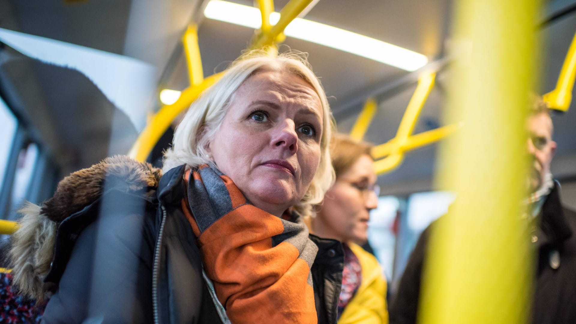 Regine Günther bei der Vorstellung des ersten Serien-E-Bus der BVG: Die Verkehrssenatorin möchte sich möglichst schnell vom Verbrennungsmotor verabschieden.