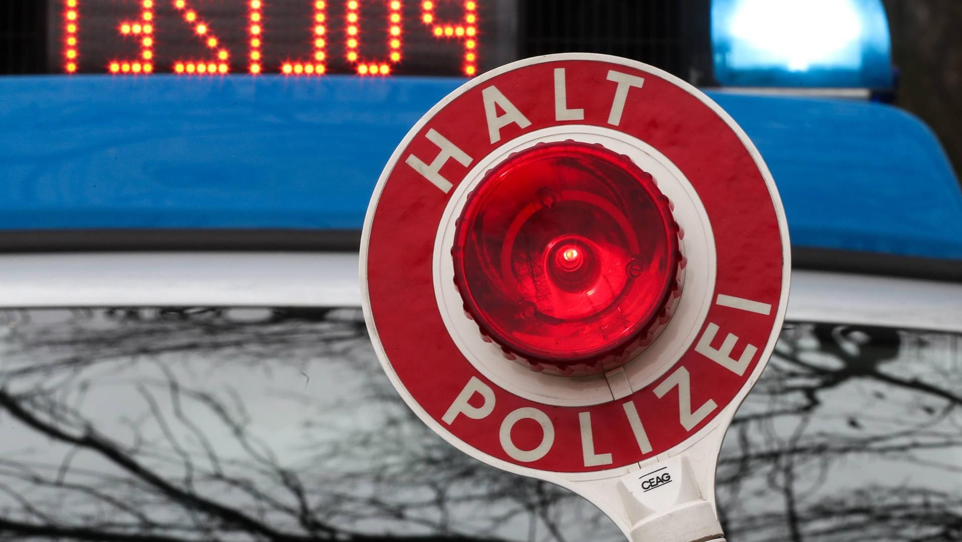 Polizeikelle in Aktion (Symbolbild): Dem 94-Jährigen mussten mehrere Autos ausweichen, um einen Unfall zu verhindern. Polizeikelle in Aktion (Symbolbild): Dem 94-Jährigen mussten mehrere Autos ausweichen, um einen Unfall zu verhindern.