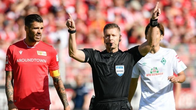 Im Fokus: Schiedsrichter Tobias Welz (M) entscheidet nach Videobeweis auf Elfmeter für Werder Bremen. Im Fokus: Schiedsrichter Tobias Welz (M) entscheidet nach Videobeweis auf Elfmeter für Werder Bremen.
