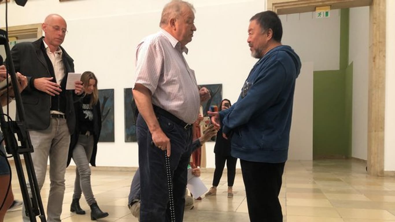Der Künstler Ai Weiwei (r)im Gespräch mit Bernhard Spies, dem Geschäftsführer des Museums.