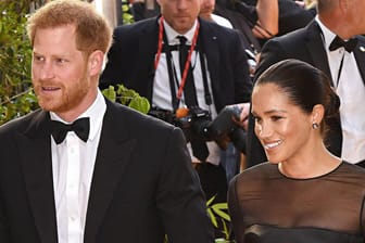 Prinz Harry und Herzogin Meghan: Sie zeigten jetzt ein neues Foto von der Taufe ihres Sohnes.