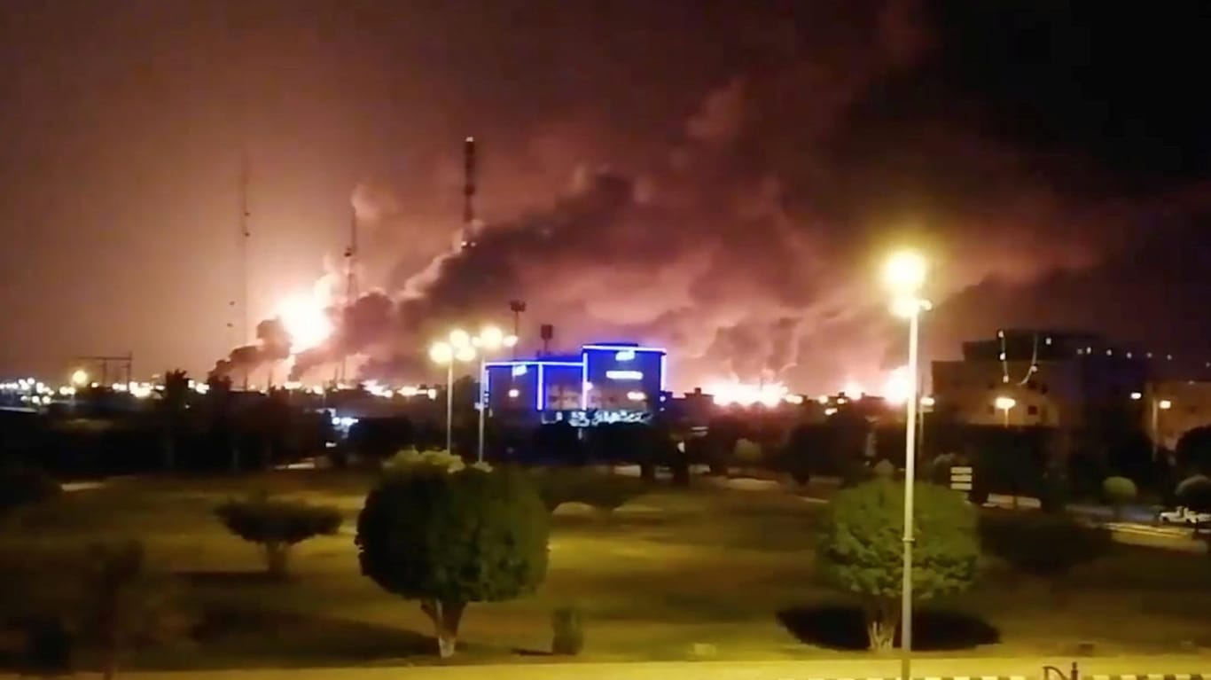 Rauch steigt über einer Fabrik in Saudi-Arabien auf: Durch Drohnen-Attacken sind Einrichtungen zur Ölproduktion erheblich beschädigt worden.