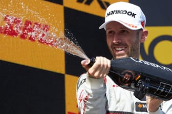 Rene Rast jubelt: Der Audi-Pilot ist zum zweiten Mal Champion der DTM.