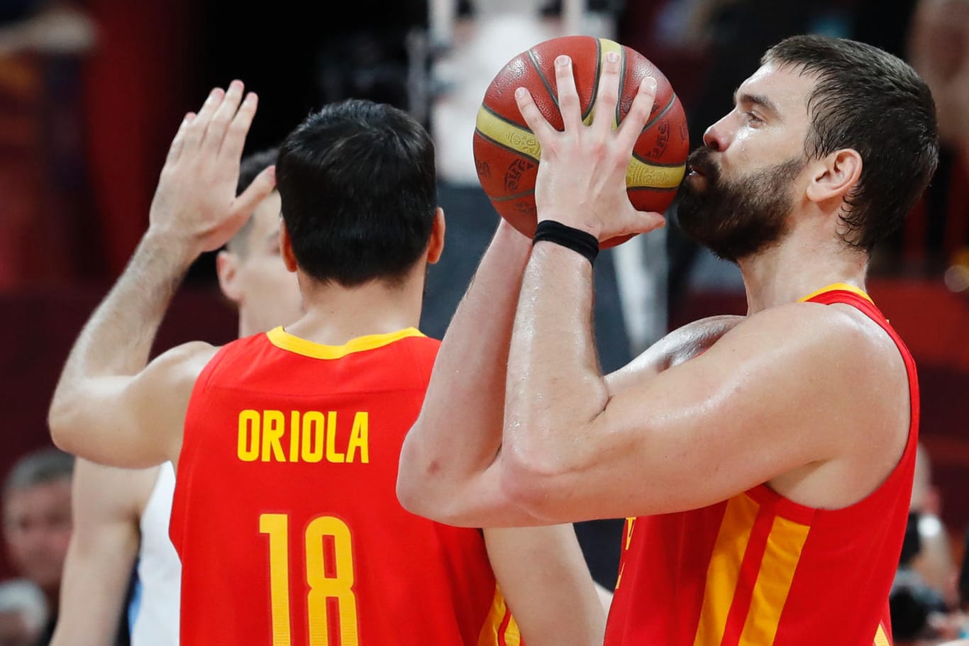 Marc Gasol ist Weltmeister: Der spanische Center küsst den Finalball in China.