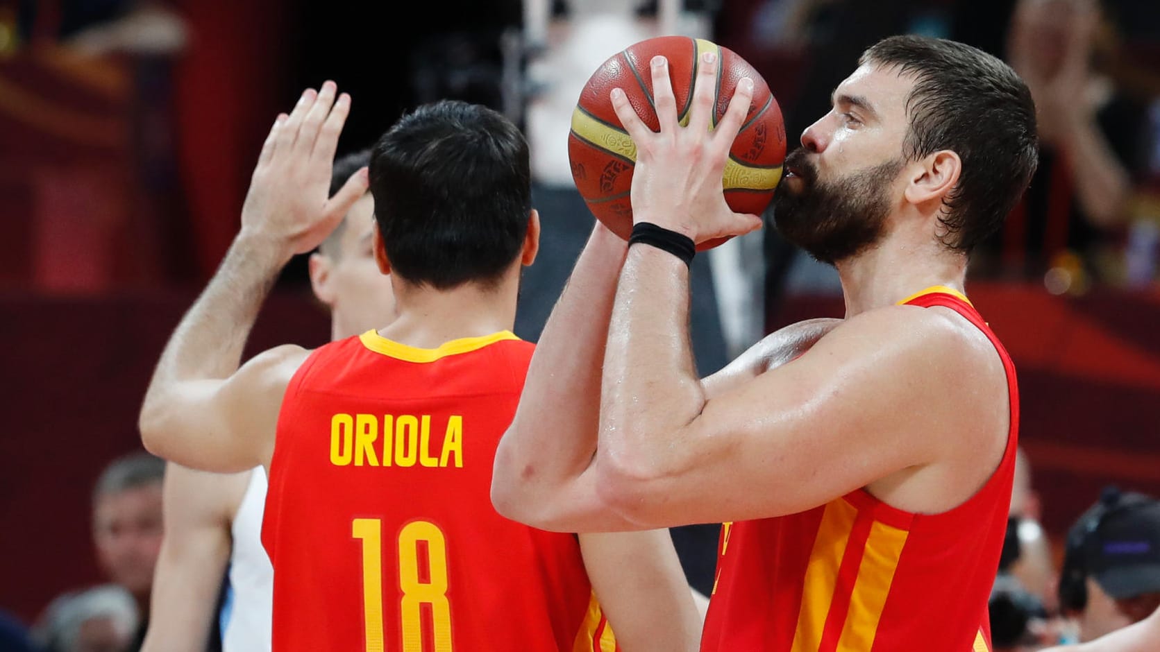 Marc Gasol ist Weltmeister: Der spanische Center küsst den Finalball in China.