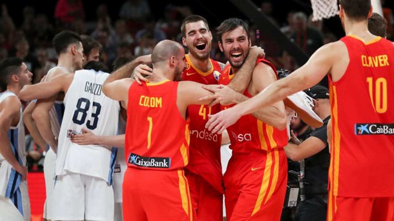 Die Spanier feiern ihren WM-Triumph über Argentinien.