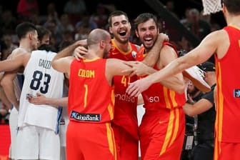 Die Spanier feiern ihren WM-Triumph über Argentinien.