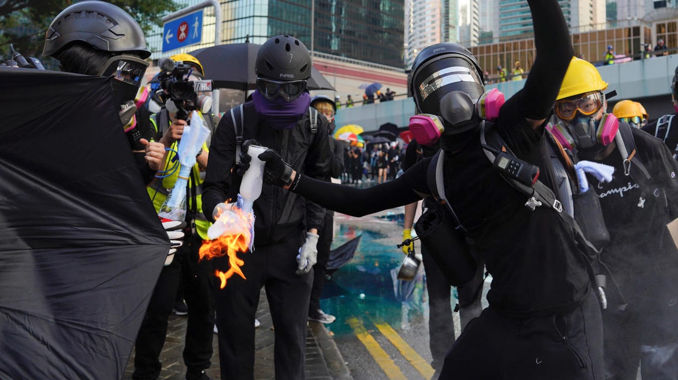 Proteste in Hongkong: Demonstranten errichten im Kampf um Freiheitsrechte Barrikaden und liefern sich Gefechte mit der Polizei.