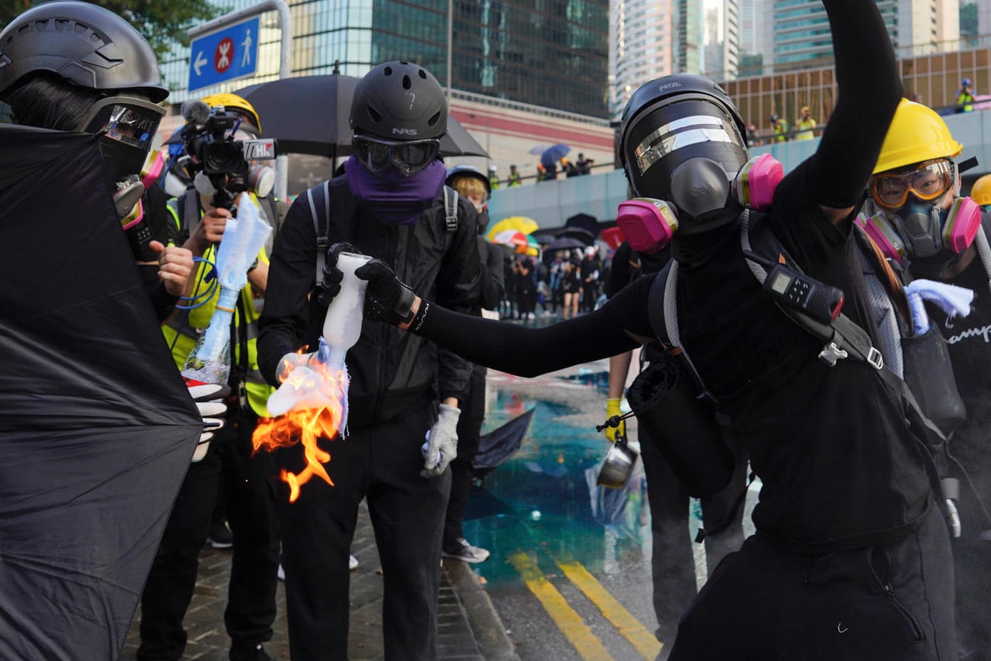 Proteste in Hongkong: Demonstranten errichten im Kampf um Freiheitsrechte Barrikaden und liefern sich Gefechte mit der Polizei.