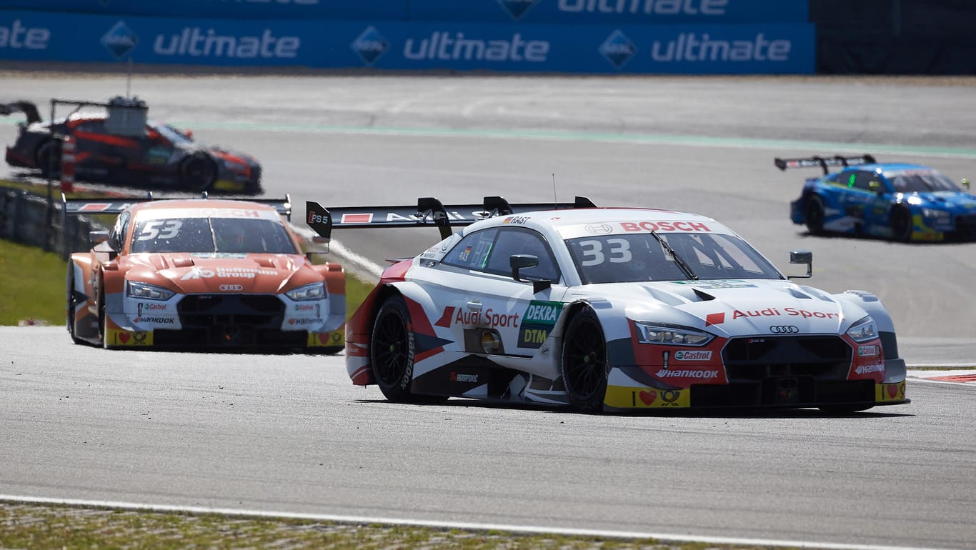 Rene Rast vor Jamie Green: Die beiden Audi-Piloten lieferten sich auf dem Nürburgring hitzige Duelle.