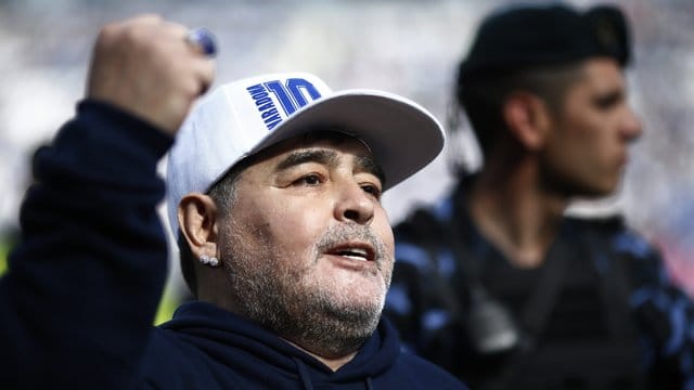 Die argentinische Fußball-Legende Diego Maradona kann die Niederlage nicht verhindern.