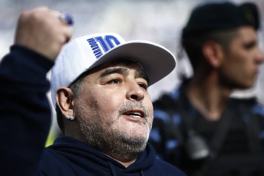 Die argentinische Fußball-Legende Diego Maradona kann die Niederlage nicht verhindern.