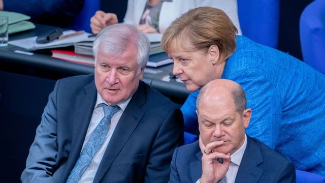 Bundeskanzlerin Angela Merkel am Mittwoch während der Generaldebatte im Gespräch mit Horst Seehofer.