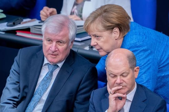 Bundeskanzlerin Angela Merkel am Mittwoch während der Generaldebatte im Gespräch mit Horst Seehofer.