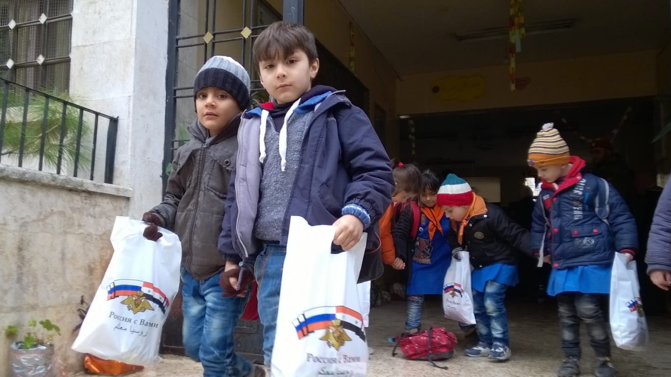 Kurz nach Weihnachten, kurz nach der Evakuierung: Russische Soldaten verteilen Geschenke an Kinder in Aleppo.