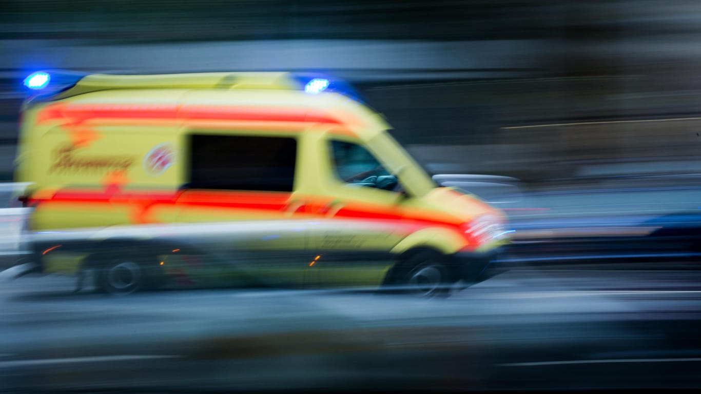 Krankenwagen mit Blaulicht: Beim Umzug zum Kirchweihfest in Münster (Hessen) hat es eine Stichflamme gegeben.