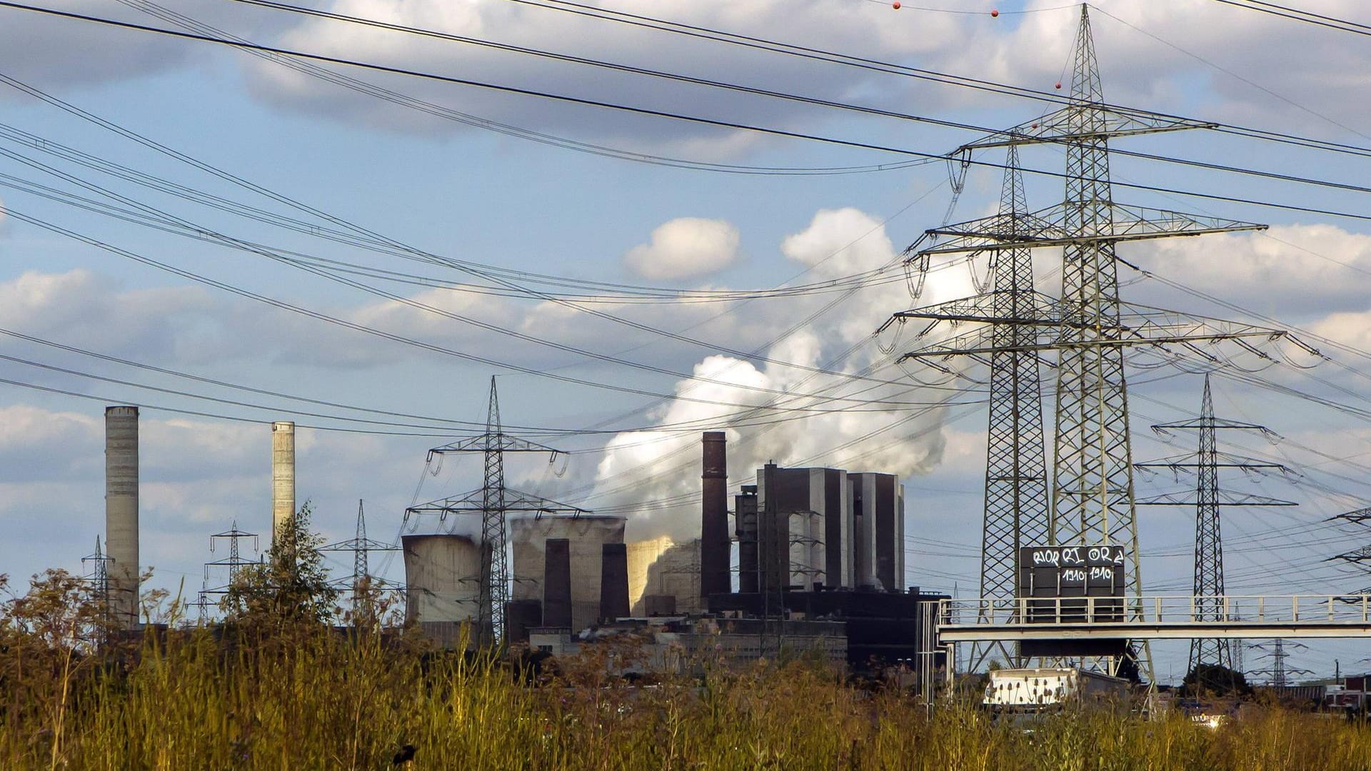 Ein Braunkohlekraftwerk in Eschweiler: An diesem Montag will die CDU-Spitze zunächst ihr Konzept für mehr Klimaschutz verabschieden.