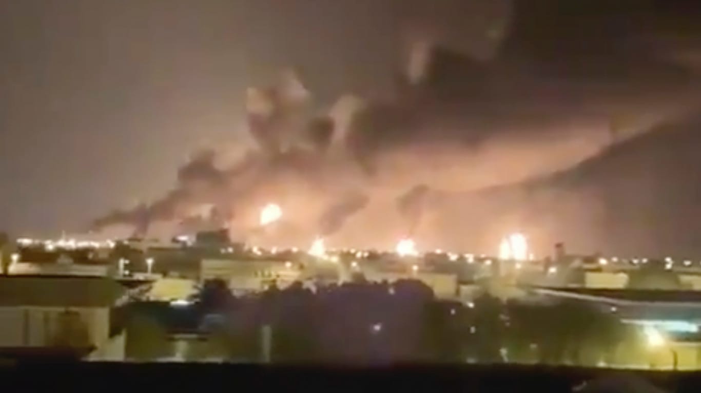 Drohnen-Angriff in Saudi-Arabien: Die brennende Raffinerie.