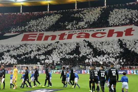 Der FC Arsenal lernt in der Europa League die besondere Atmosphäre in Frankfurt kennen.