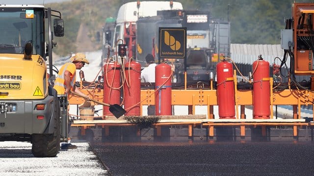 Damit etwa Straßen schneller gebaut werden können, sieht ein CDU-Papier Änderungen beim Planungsrecht vor.